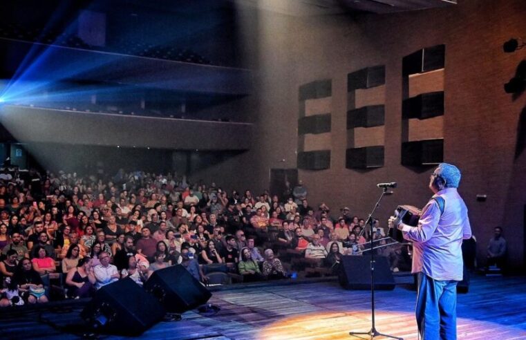 Teatro Municipal Severino Cabral lota para homenagear Clã Calixto em mais um Zabumba Lá