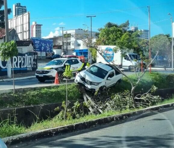 Motorista perde o controle e carro colide em árvore no bairro Catolé em CG