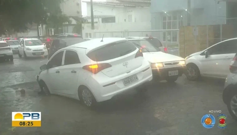 Carro cai em buraco que se abriu em avenida de João Pessoa/PB