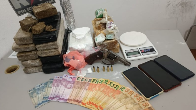 PM prende suspeitos de tráfico e apreende quase 13 kg de drogas em Patos/PB
