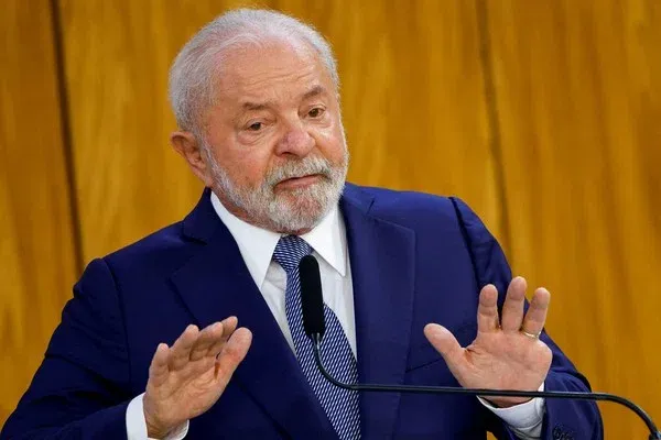 “Quem gosta de dever é rico, pobre gosta de pagar”, diz Lula