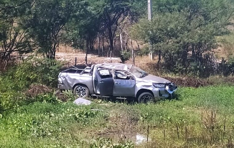 Em São Mamede/PB: carro capota na BR-230 e duas pessoas ficam feridas