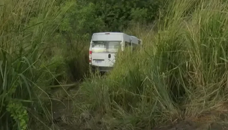 Acidente entre van e caminhão baú deixa mais de 10 pessoas feridas na BR-230, em Gurinhém/PB