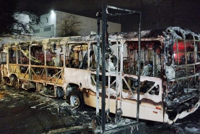 Continua internado motorista que teve 54% do corpo queimado durante ataque a ônibus