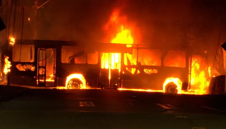 Crime em ônibus não foi registrado pois câmera do coletivo foi destruída pelo fogo
