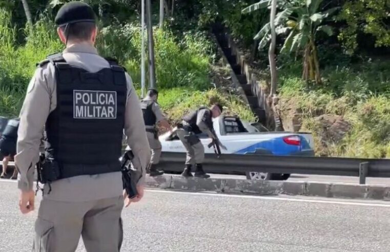 Suspeito atira contra policiais e consegue fugir durante abordagem de rotina