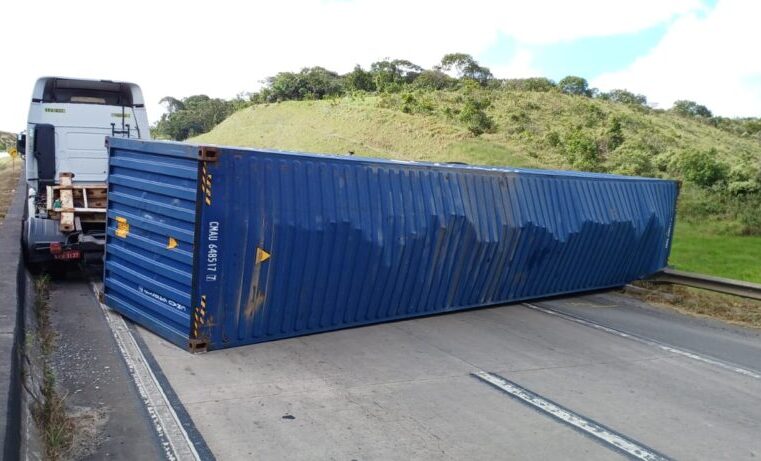 Carreta que transportava creme dental tomba na BR-101 em Caaporã/PB; não houve registro de feridos