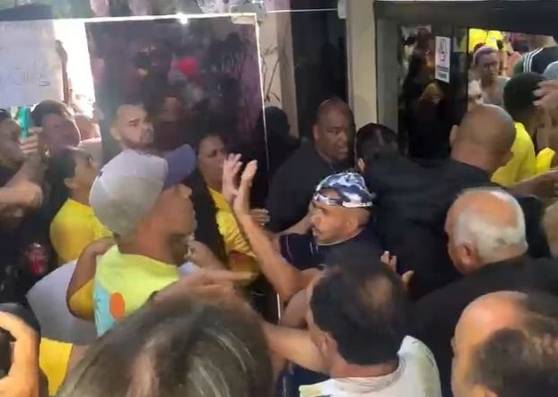 Ambulantes invadem Câmara contra mudanças no Folia de rua em João Pessoa/PB