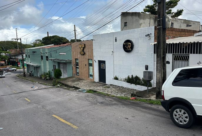 Suspeitos sequestram dona de loja de armas e roubam revólveres em João Pessoa/PB