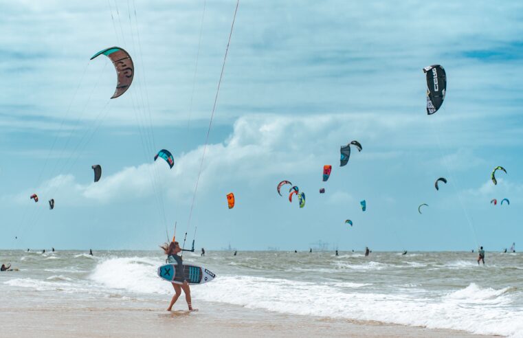 Kitesurfistas dão volta ao mundo retirando lixo dos oceanos