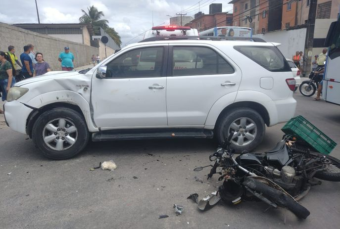 Acidente entre carro e moto deixa uma pessoa ferida em João Pessoa/PB