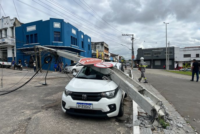 Poste cai sobre carro de motorista por aplicativo em João Pessoa/PB