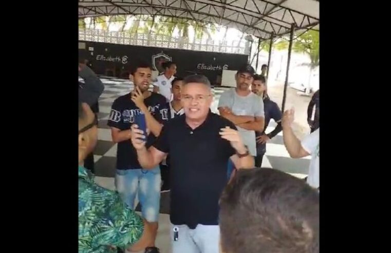 Torcida organizada ‘invade’ treino do Botafogo-PB e protesta contra momento do clube na Série C