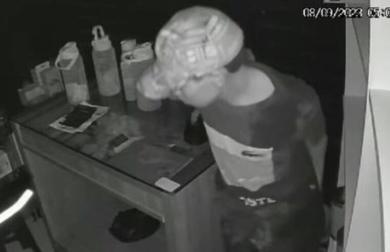 Bandido arromba loja e foge levando aparelhos celulares em Santa Rita/PB