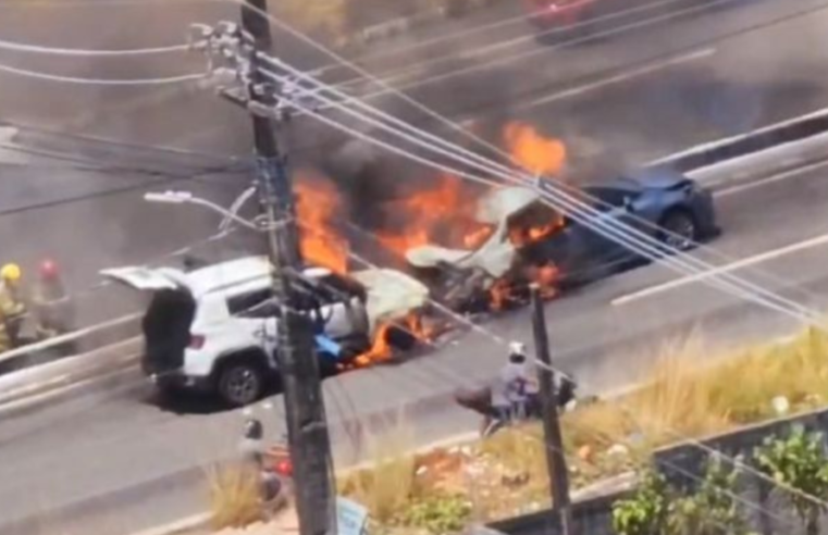 Carros pegam fogo após colisão na BR-230 em João Pessoa/PB