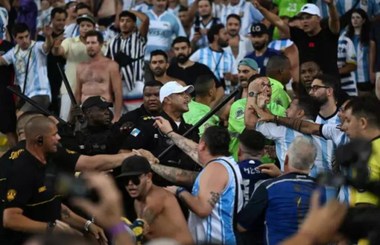 Torcedores do Brasil e Argentina brigam durante partida no Maracanã