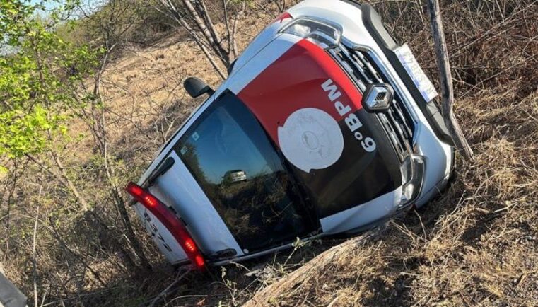 Viatura da PM tomba após pneu estourar em rodovia do Sertão da Paraíba