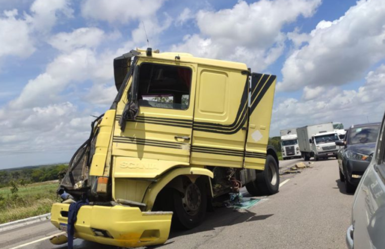 Caminhão fica destruído após colisão na BR-101 em Alhandra/PB