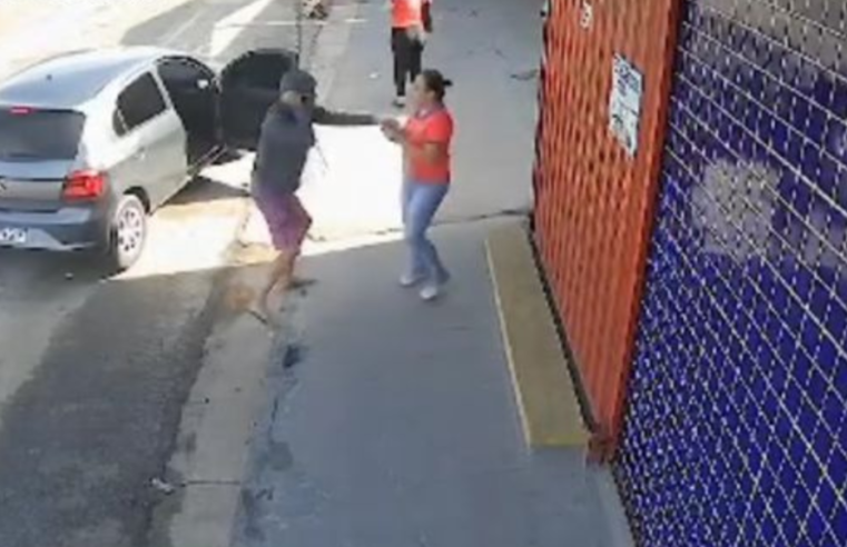 VÍDEO: mulher é assaltada em frente ao trabalho em João Pessoa/PB