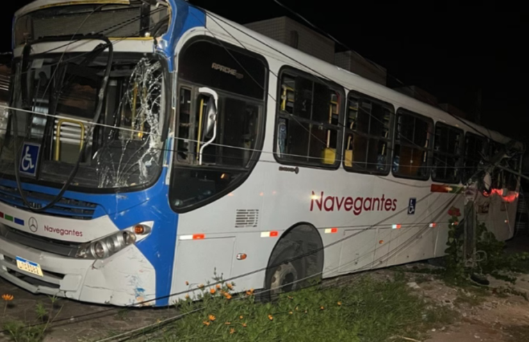 Ônibus desgovernado atinge carro e derruba poste em João Pessoa/PB