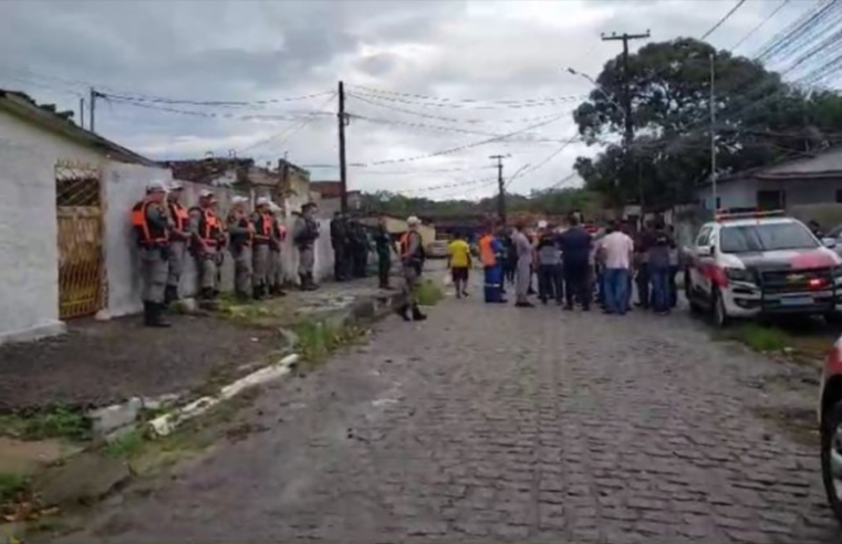Casas irregulares são demolidas no Porto do Capim, em João Pessoa/PB