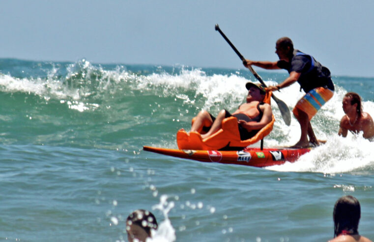Evento promove surfe para pessoas com deficiência