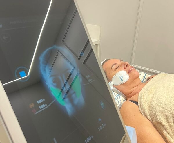 Nova tecnologia trata a flacidez facial sem uso de agulhas