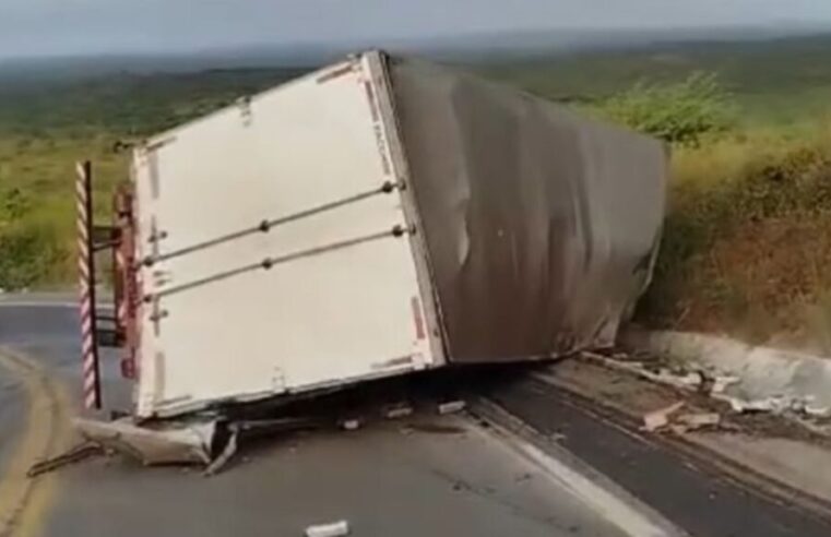 Caminhão carregado com óleo “perde” o freio e tomba na cidade de Cuité/PB