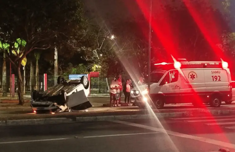 Carro capota e deixa uma pessoa ferida em frente ao Parque da Criança, em Campina Grande/PB