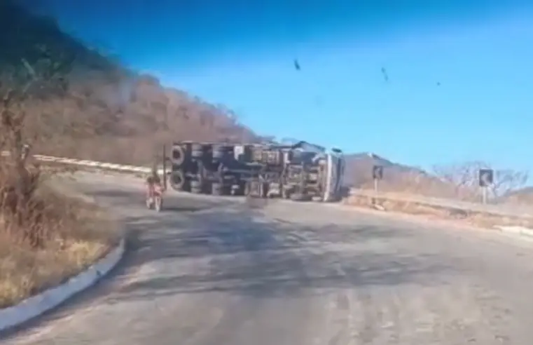 Caminhão tomba na Serra do Teixeira; Motorista sai ileso