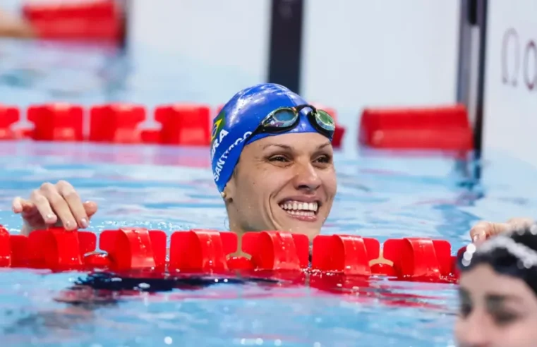 Carol Santiago conquista medalha de prata nos 100 metros peito