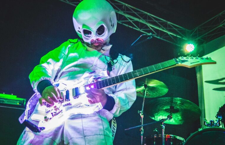 Guitarrista Beto Lefevre estreia espetáculo Alien Guitar