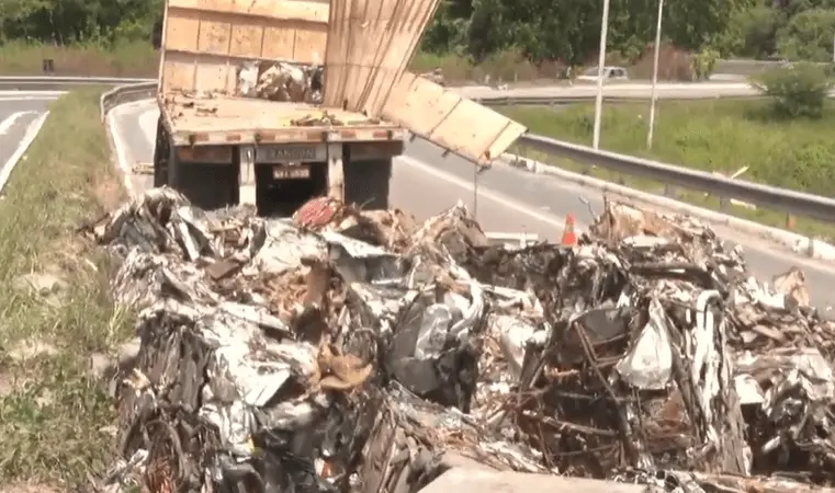 Caminhão de material reciclável tomba na região das Três Lagoas em João Pessoa/PB