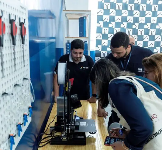 Projeto Engenhoka leva robótica a escolas públicas