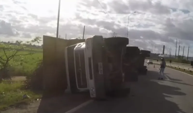 Caminhão com Cana-de-Açúcar Tomba na BR-101 em Santa Rita, Causa Trânsito Lento e Interdição Parcial