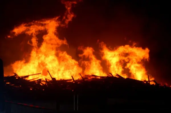 Incêndio de grandes proporções assusta moradores do Geisel em João Pessoa: chamas consomem terreno e mobilizam bombeiros por horas