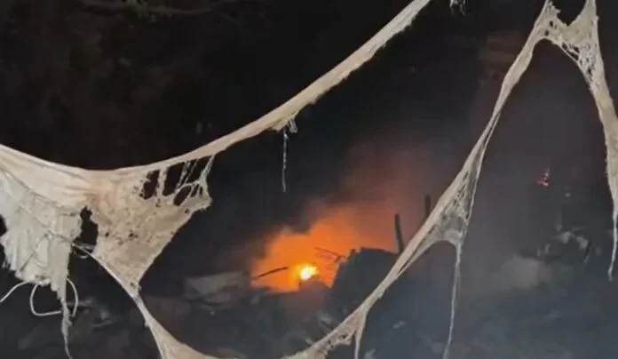 Incêndio em Barraca de Recicláveis Alastra Chamas e Atinge Casa na Torre de Babel, Zona Sul de João Pessoa