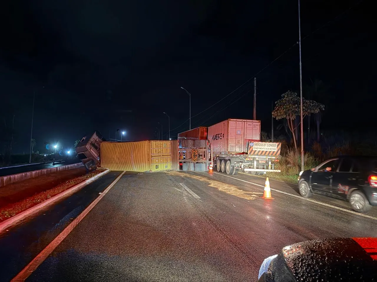 BR-101 em Santa Rita: Carreta Tombada Causa Bloqueio Total e Interdição Parcial na Via; Tráfego Lentíssimo Pelo Acostamento