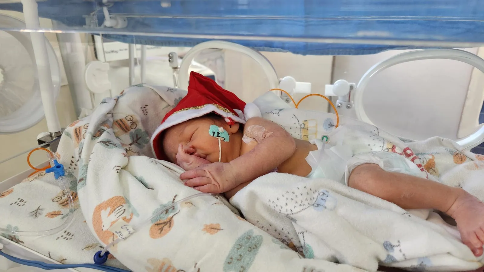 Natal na UTI Neonatal: Bebês do Edson Ramalho Ganham Roupinhas Temáticas e Coração Cheio de Esperança