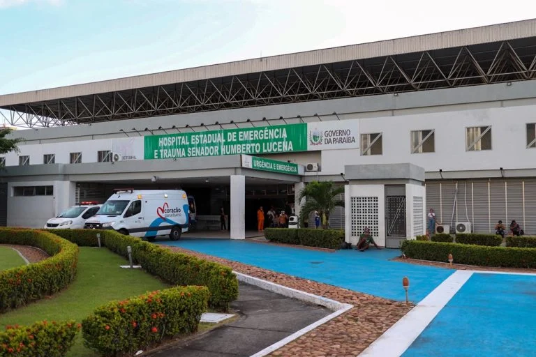 Homem é encontrado gravemente ferido em ladeira de João Pessoa; agressão é suspeita inicial
