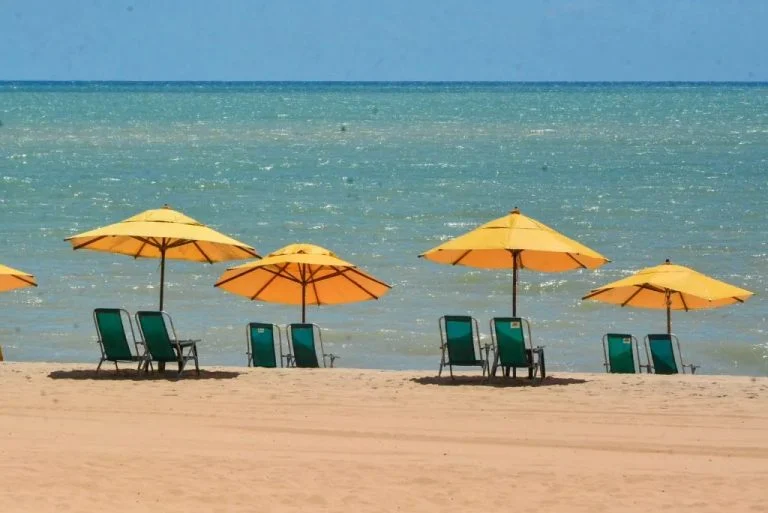 Praias de João Pessoa: Fim dos Abusos no Aluguel de Cadeiras e Guarda-Sóis com Fiscalização Reforçada