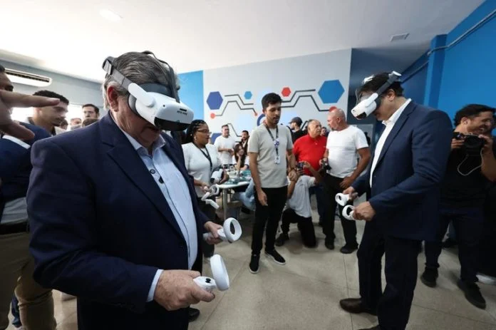 João Azevêdo e Camilo Santana inauguram salas de tecnologia em Bayeux: futuro digital na educação paraibana