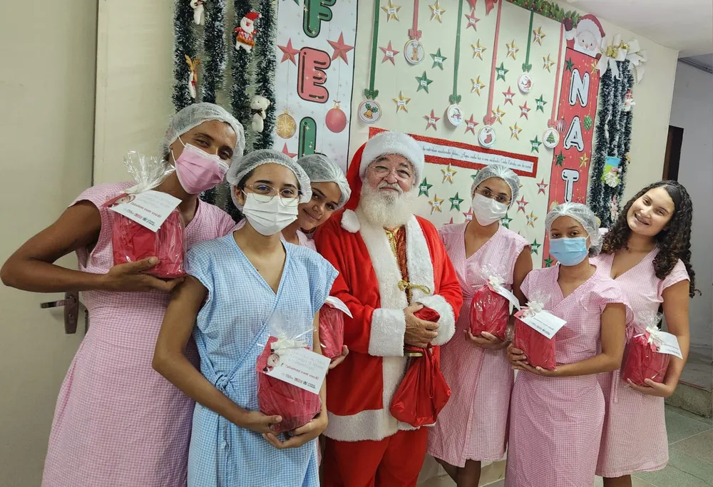 Papai Noel Surpreende Mães na Maternidade Edson Ramalho e Traz Kits de Natal em Gestos de Amor