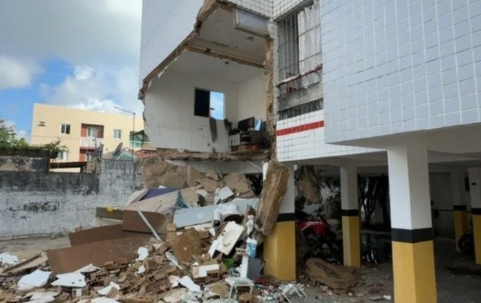 Defesa Civil interdita prédio no Bessa após desabamento de estrutura, moradores são realocados