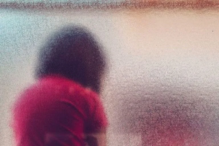 Mãe é presa em João Pessoa após suspeita de torturar filha de 6 anos com ovos quentes nas mãos
