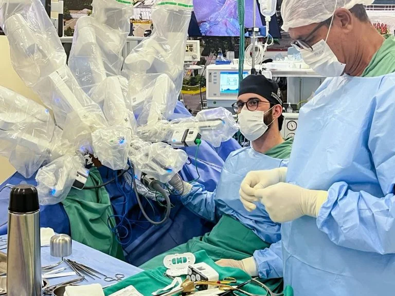 Marco Histórico: Hospital Napoleão Laureano Celebra 100ª Cirurgia Robótica com Da Vinci Xi, Revolucionando a Oncologia na Paraíba