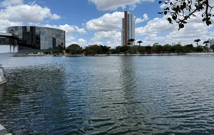 Peixes Mortos no Açude Velho: MPPB Exige Identificação de Despejo Irregular de Esgoto em Campina Grande