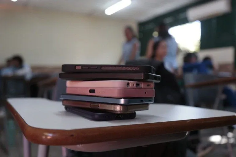 Governo Brasileiro Lança Pesquisa Nacional Sobre Restrição de Celulares nas Escolas em 2026
