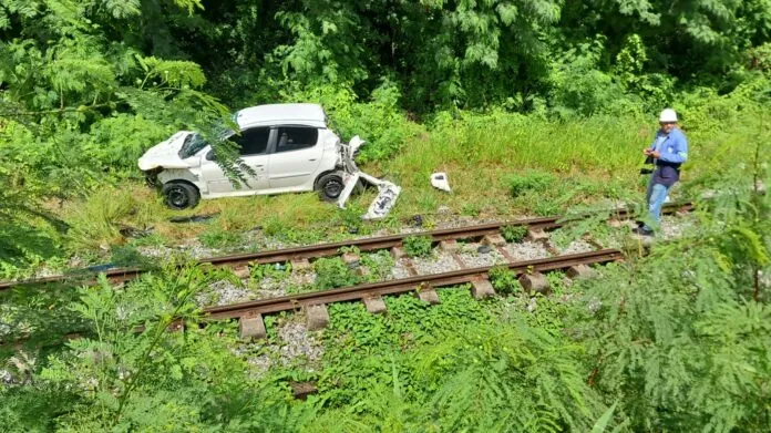 Motorista em João Pessoa vive pânico: carro capota e cai na linha do trem após desviar de moto, VLT escapa por pouco