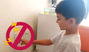 Férias Escolares: Alerta de Risco Elétrico em Casa! Veja Como Proteger Crianças e Adolescentes de Acidentes Perigosos